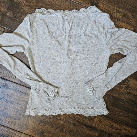 EDIKTED LONG SLEEVE GRAY TOP SIZE SMALL - Picture 5 of 7